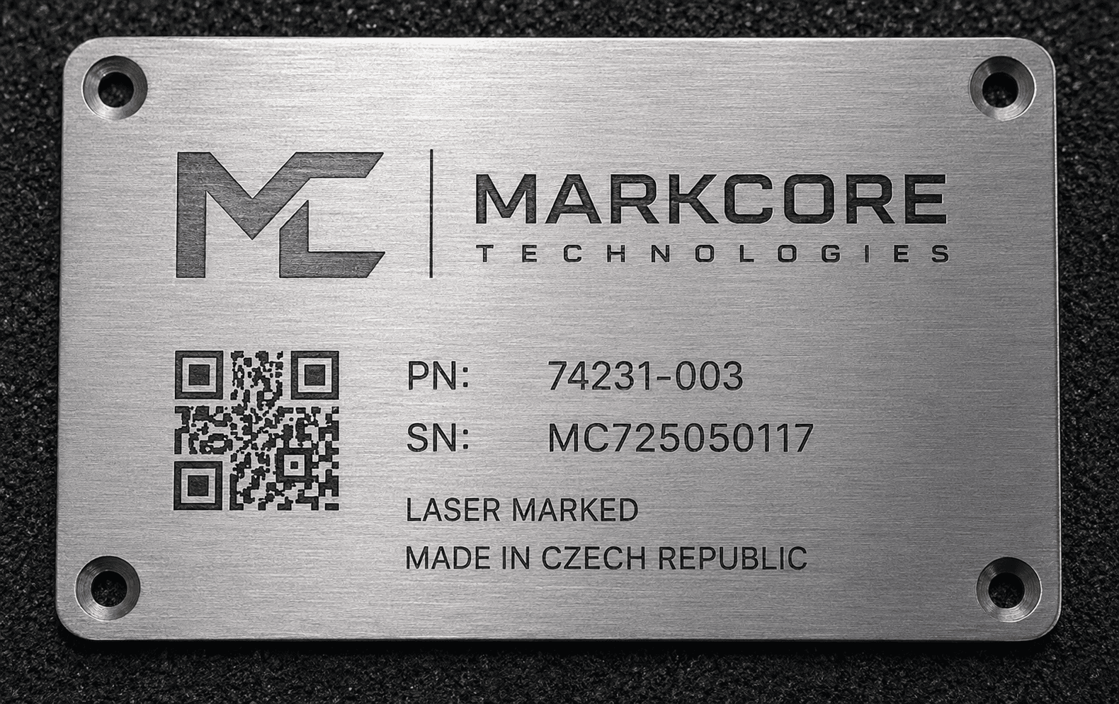 Kartáčovaný kovový štítek MARKCORE Technologies s QR kódem a sériovým číslem